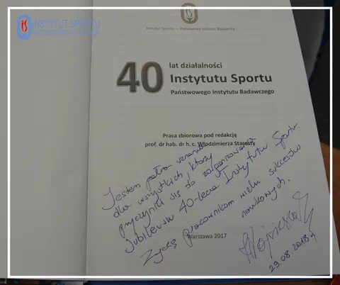Strona tytułowa monografii „40 lat działalności Instytutu Sportu – Państwowego Instytutu Badawczego” pod redakcją prof. dr. hab. dr. h.c. Włodzimierza Starosty z odręczną dedykacją prof. Ireny Wojcieszak z 29 sierpnia 2018 r.