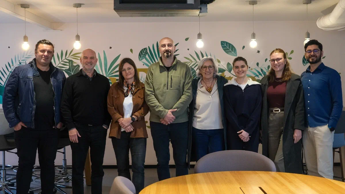 Grupowe zdjęcie ośmiorga uczestników spotkania partnerów projektu DCMentor w Stambule.