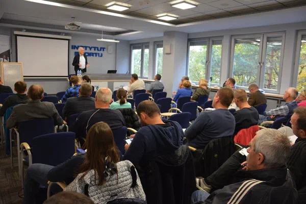 Wykład podczas szkolenia Akademii Trenerskiej dla trenerów zaplecza kadry narodowej w sali konferencyjnej Instytutu Sportu – PIB.