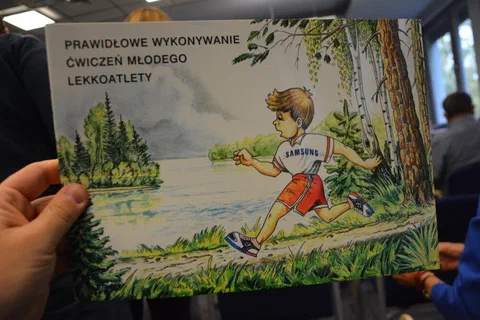 Zbliżenie na okładkę broszury zatytułowanej Prawidłowe wykonywanie ćwiczeń młodego lekkoatlety z rysunkiem biegnącego chłopca