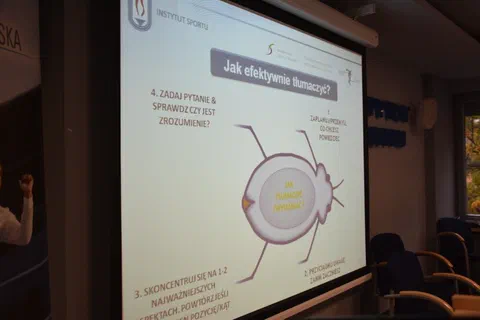 Slajd prezentacji zatytułowany Jak efektywnie tłumaczyć z humorystycznym rysunkiem głowy widzianej z góry