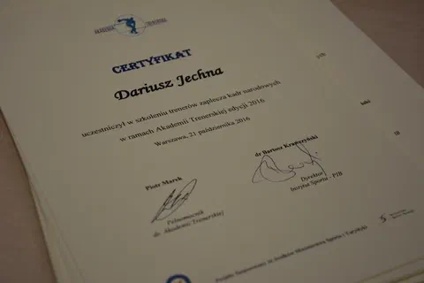 Zbliżenie na certyfikat ukończenia szkolenia trenerów zaplecza kadr narodowych w ramach Akademii Trenerskiej