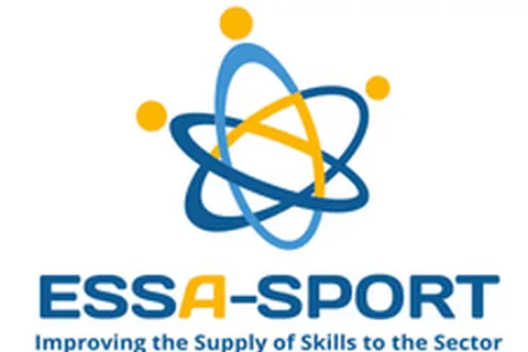 Logo projektu ESSA-Sport z niebiesko-żółtym symbolem atomu i angielskim hasłem o rozwoju kompetencji w sektorze