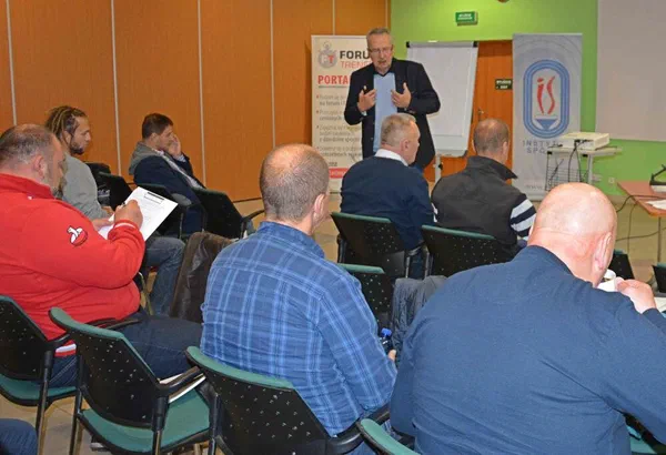 Wykład dla trenerów gier zespołowych Szkół Mistrzostwa Sportowego w sali konferencyjnej COS w Spale.
