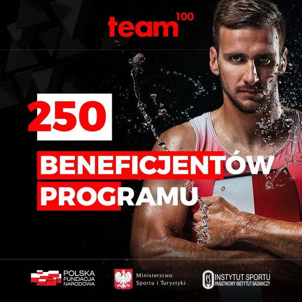 Plakat programu Team100 z napisem „250 beneficjentów programu”, wizerunkiem pływaka oraz logotypami Polskiej Fundacji Narodowej, Ministerstwa Sportu i Turystyki i Instytutu Sportu – PIB.