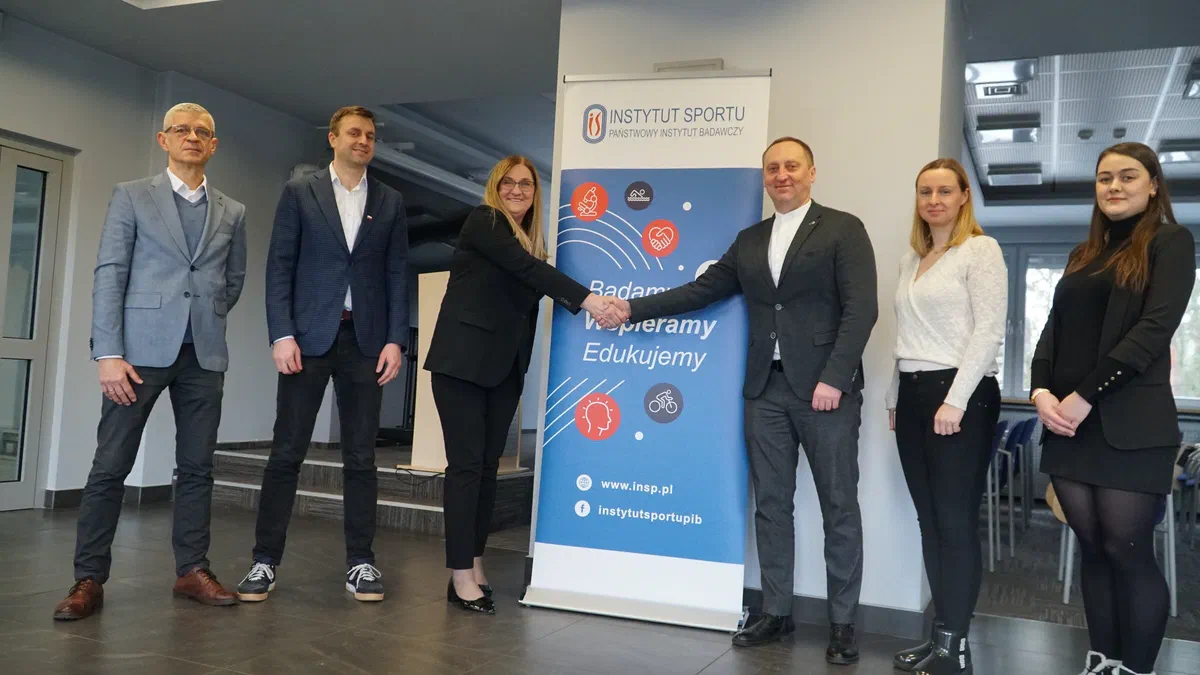 Powitanie delegacji ukraińskiego Ministerstwa Młodzieży i Sportu w siedzibie Instytutu Sportu – PIB przy roll-upie Instytutu.