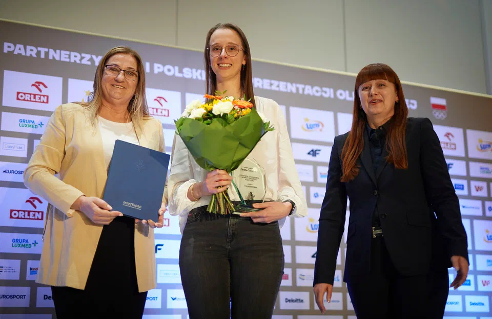 Dyrektor Instytutu Sportu – PIB dr Urszula Włodarczyk (z lewej) po wręczeniu wyróżnienia przedstawicielce sztabu trenerskiego Team Świątek