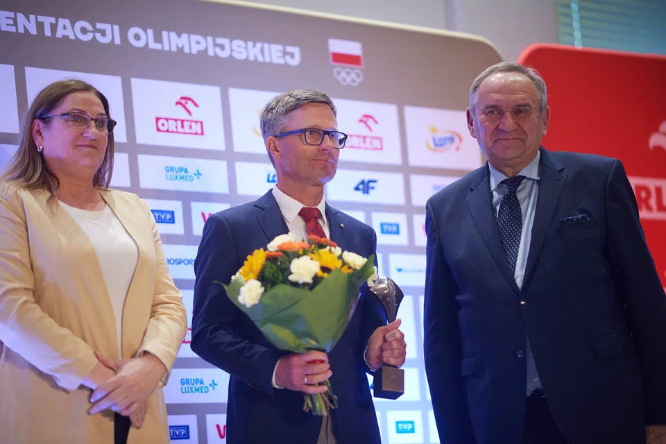 Dyrektor IS-PIB dr Urszula Włodarczyk i trener Tomasz Kryk ze statuetką Trenera Roku oraz bukietem kwiatów podczas gali w Centrum Olimpijskim