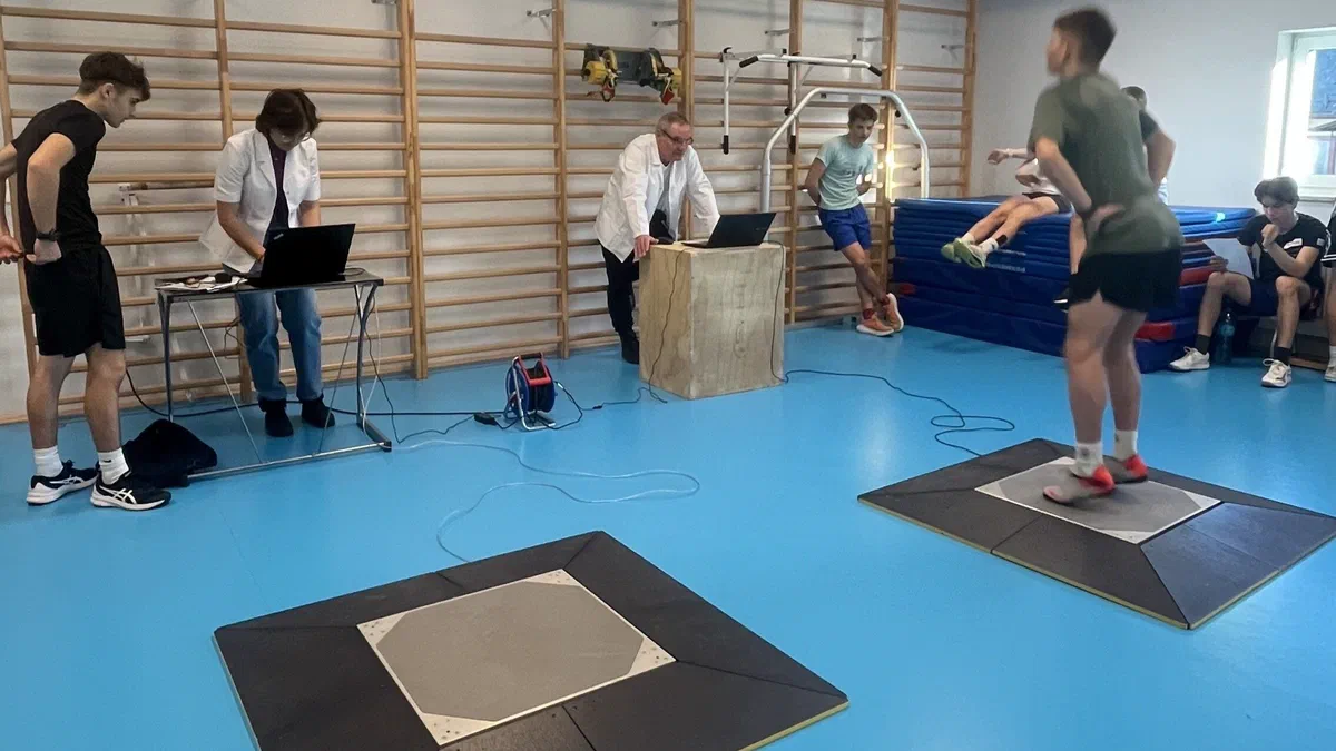 Pomiary skoczności młodych sportowców na platformach dynamometrycznych w sali gimnastycznej prowadzone przez zespół Zakładu Biomechaniki IS-PIB.