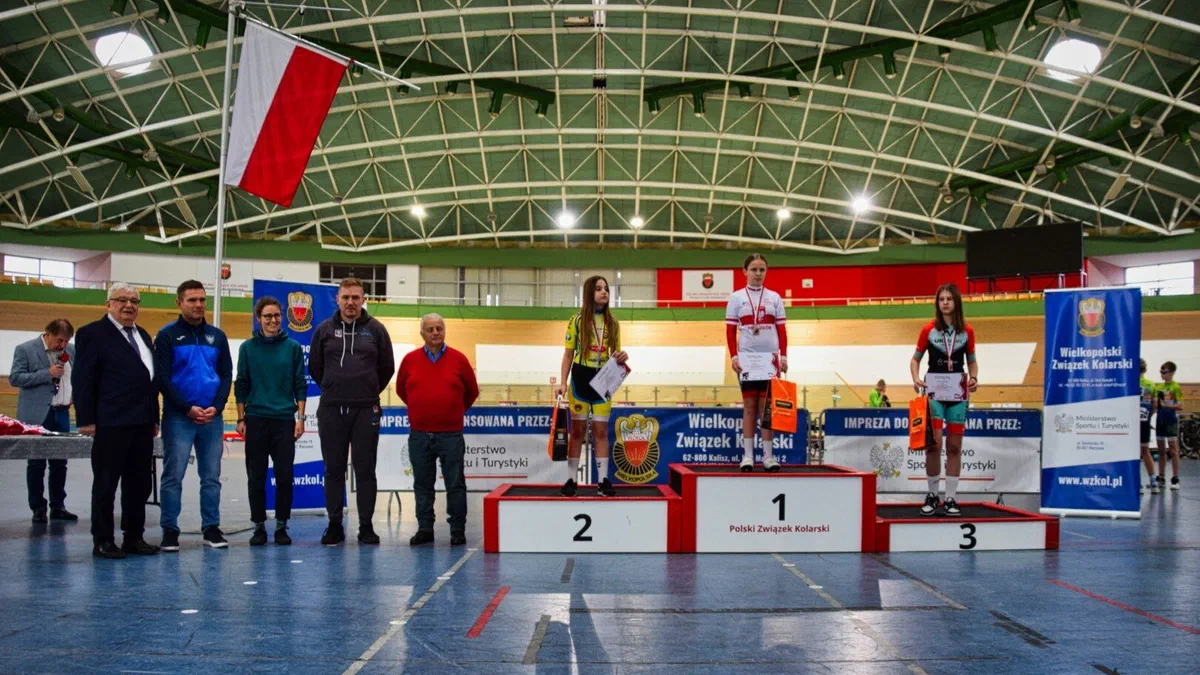 Dekoracja młodych zawodników na podium Zawodów Mistrzowskich dla Szkół Podstawowych na torze kolarskim w Pruszkowie.