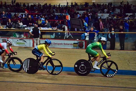 Trzech zawodników jadących w szyku drużynowym na rowerach z kołami dyskowymi