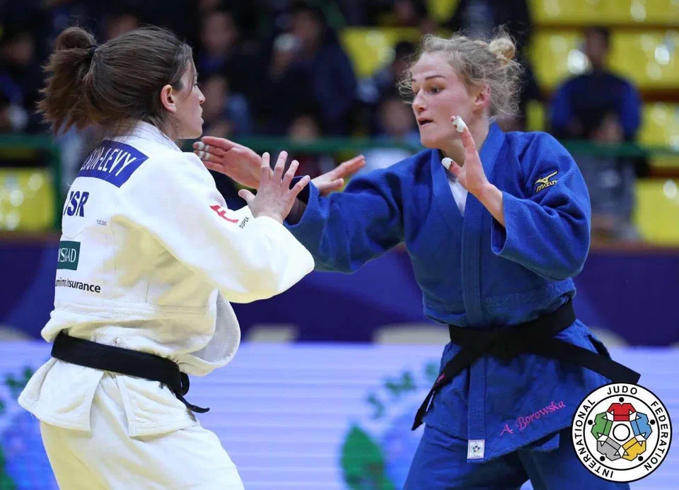 Anna Borowska w niebieskim kimonie w pojedynku finałowym z reprezentantką Izraela Timną Nelson Levy