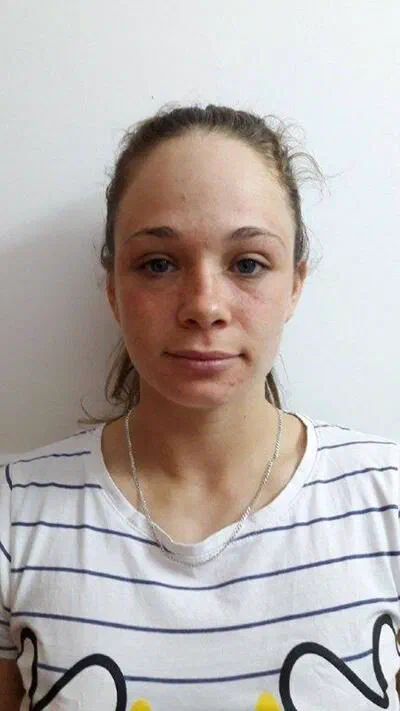 Portret kajakarki z polskiej osady K-2 w koszulce w paski