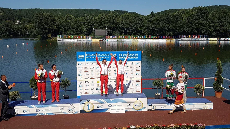 Justyna Iskrzycka i Paulina Paszek na najwyższym stopniu podium Mistrzostw Świata Juniorów i U-23 w kajakarstwie klasycznym w Pitești