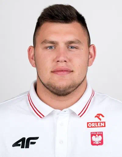 Portret kulomiota Konrada Bukowieckiego w koszulce reprezentacji Polski.