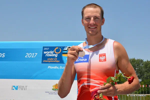 Wioślarz Natan Węgrzycki-Szymczyk prezentujący brązowy medal młodzieżowych mistrzostw świata w Płowdiw.