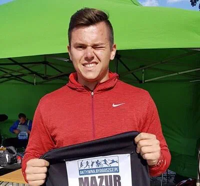 Kulomiot Szymon Mazur w czerwonej bluzie z numerem startowym.