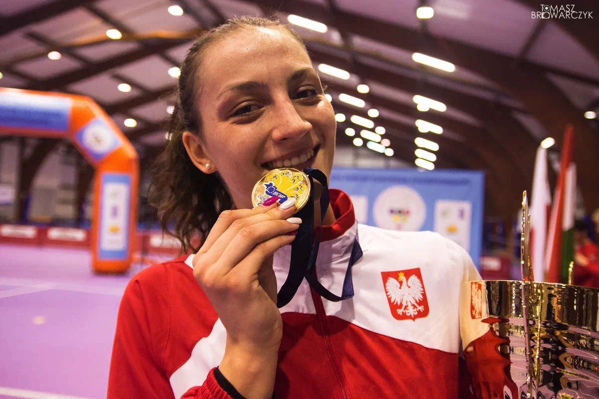 Pięcioboistka nowoczesna Natalia Dominiak prezentująca złoty medal młodzieżowych mistrzostw Europy U24 w Drzonkowie.