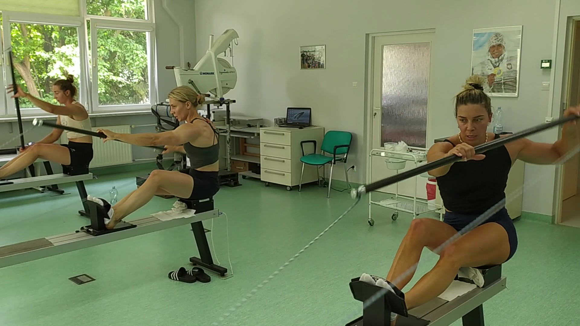 Kajakarki podczas testu wysiłkowego, od prawej Anna Puławska, Karolina Naja, Adrianna Kąkol