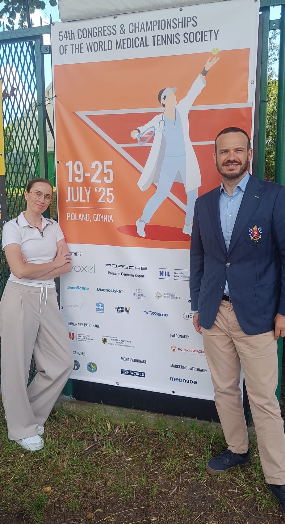 z lewej dr inż Olga Surała i Michał Starczewski (z prawej) na tle plakatu z logo imprezy
